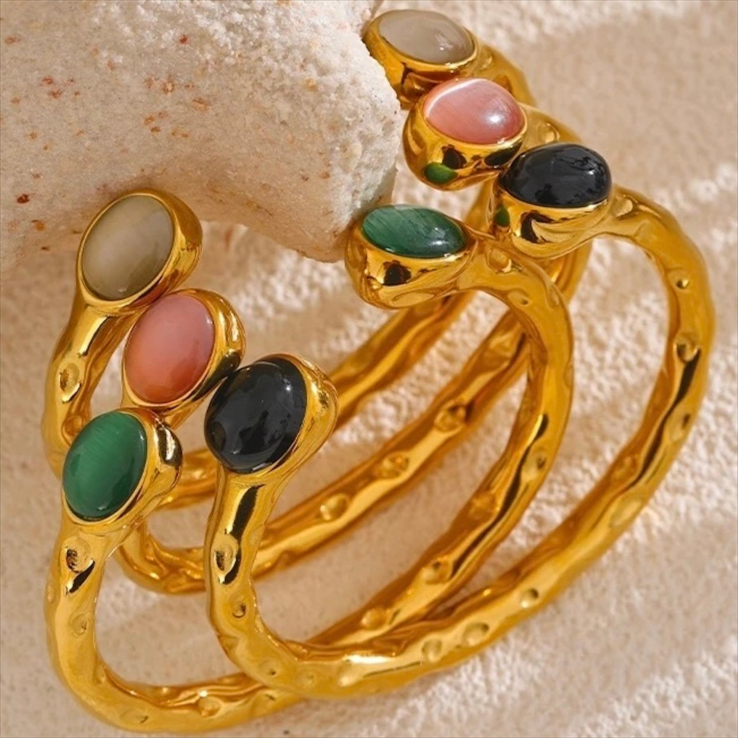 Bracelets jonc dorés en acier inoxydable ornés de pierres naturelles colorées, bijoux raffinés et originaux pour femme.