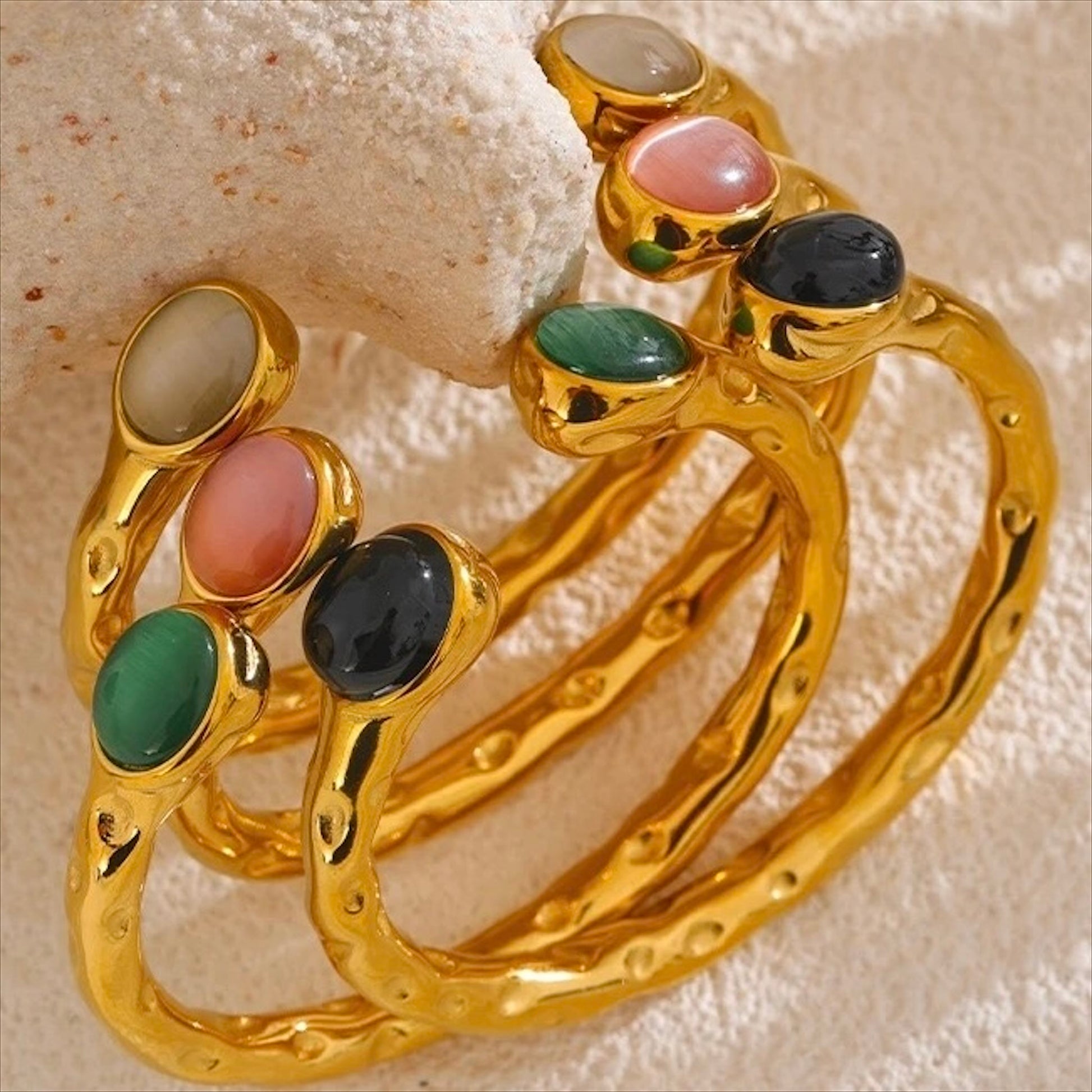 Bracelets jonc dorés en acier inoxydable ornés de pierres naturelles colorées, bijoux raffinés et originaux pour femme.