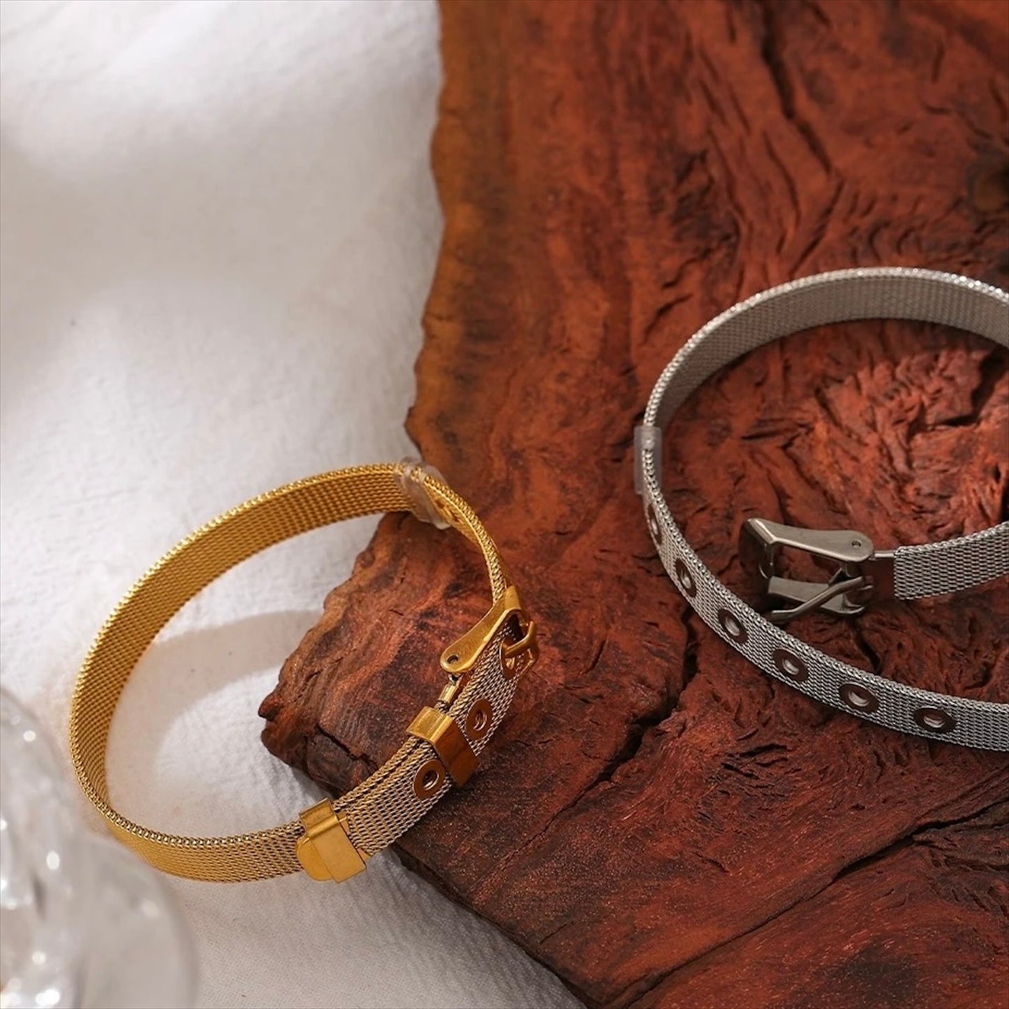 Bracelets mesh réglables en acier inoxydable, finitions dorée et argentée, bijou moderne et élégant pour femme.