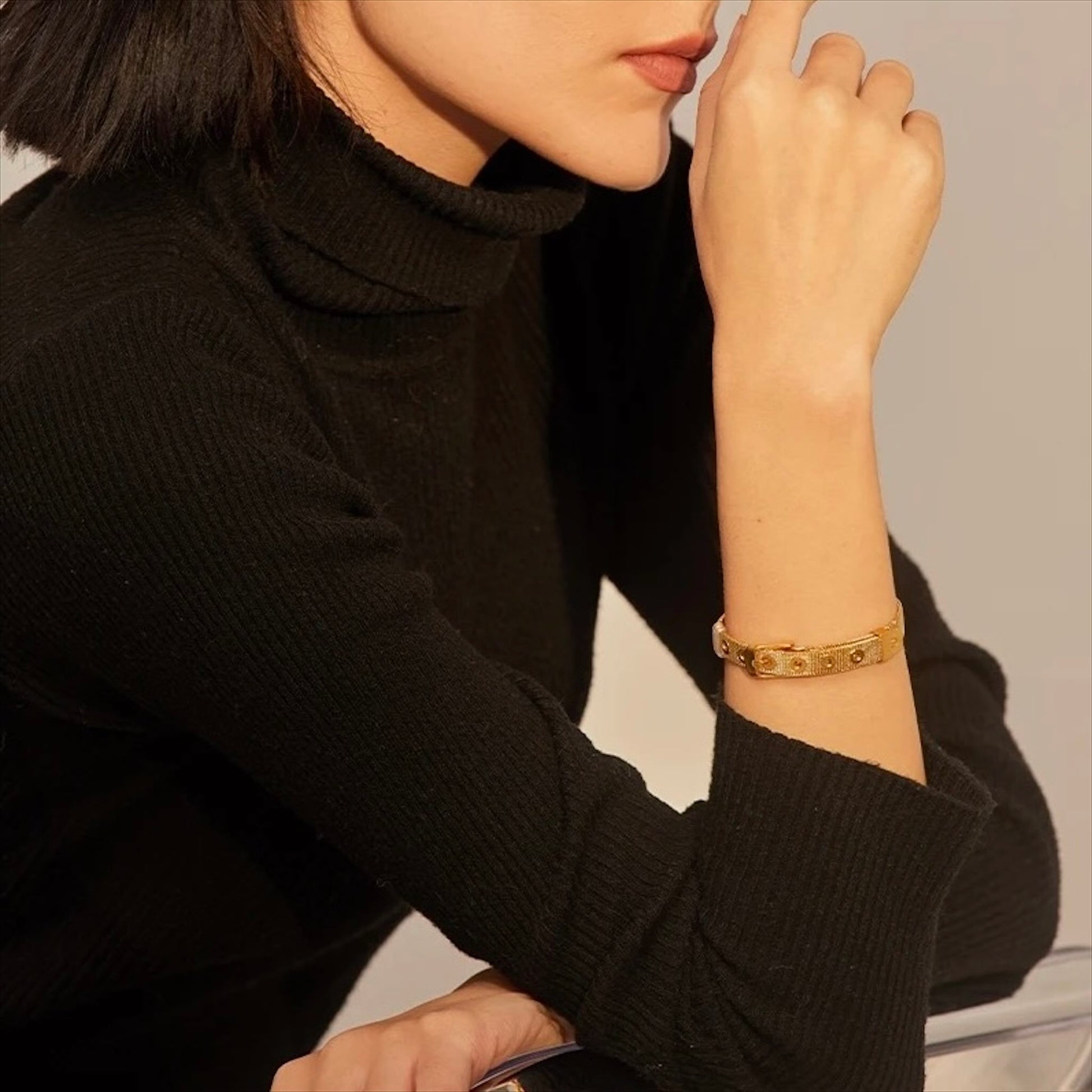 Bracelets mesh réglables en acier inoxydable, finitions dorée et argentée, bijou moderne et élégant pour femme.