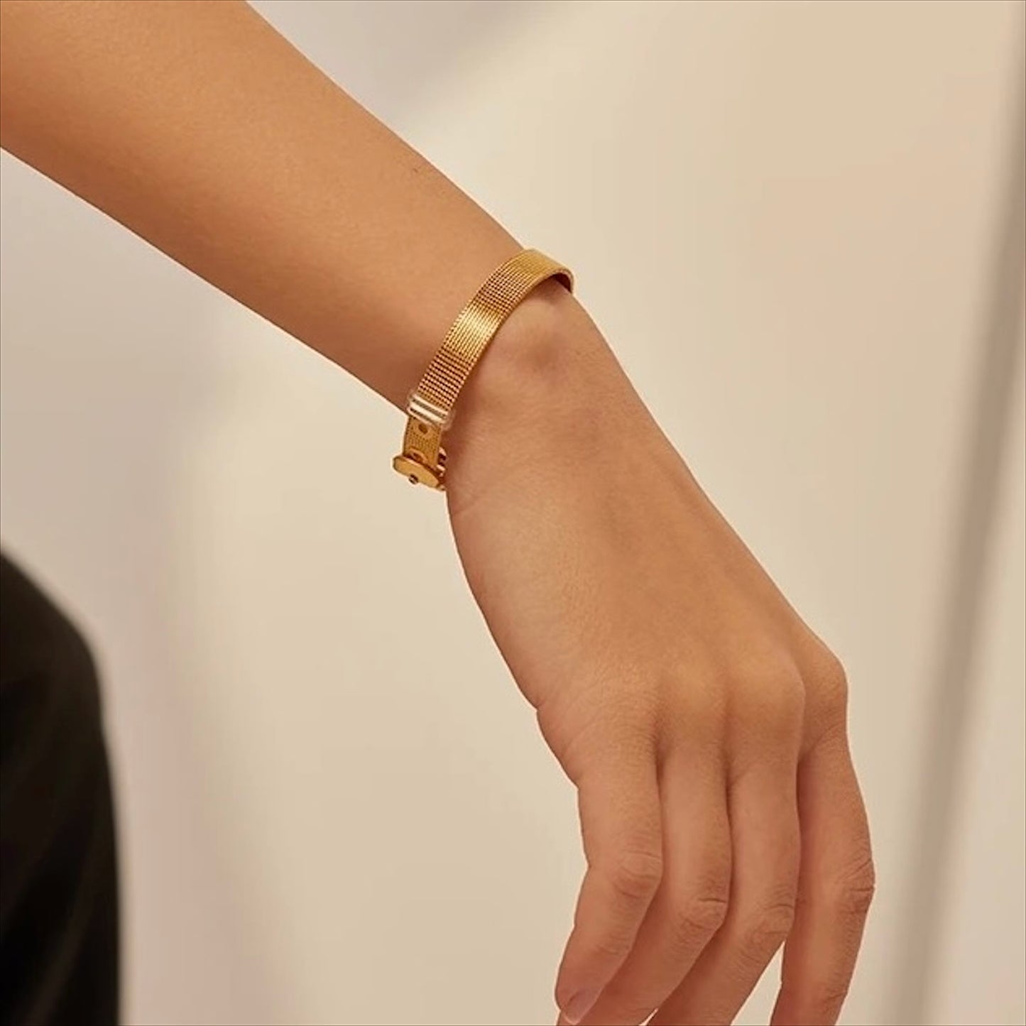 Bracelets mesh réglables en acier inoxydable, finitions dorée et argentée, bijou moderne et élégant pour femme.