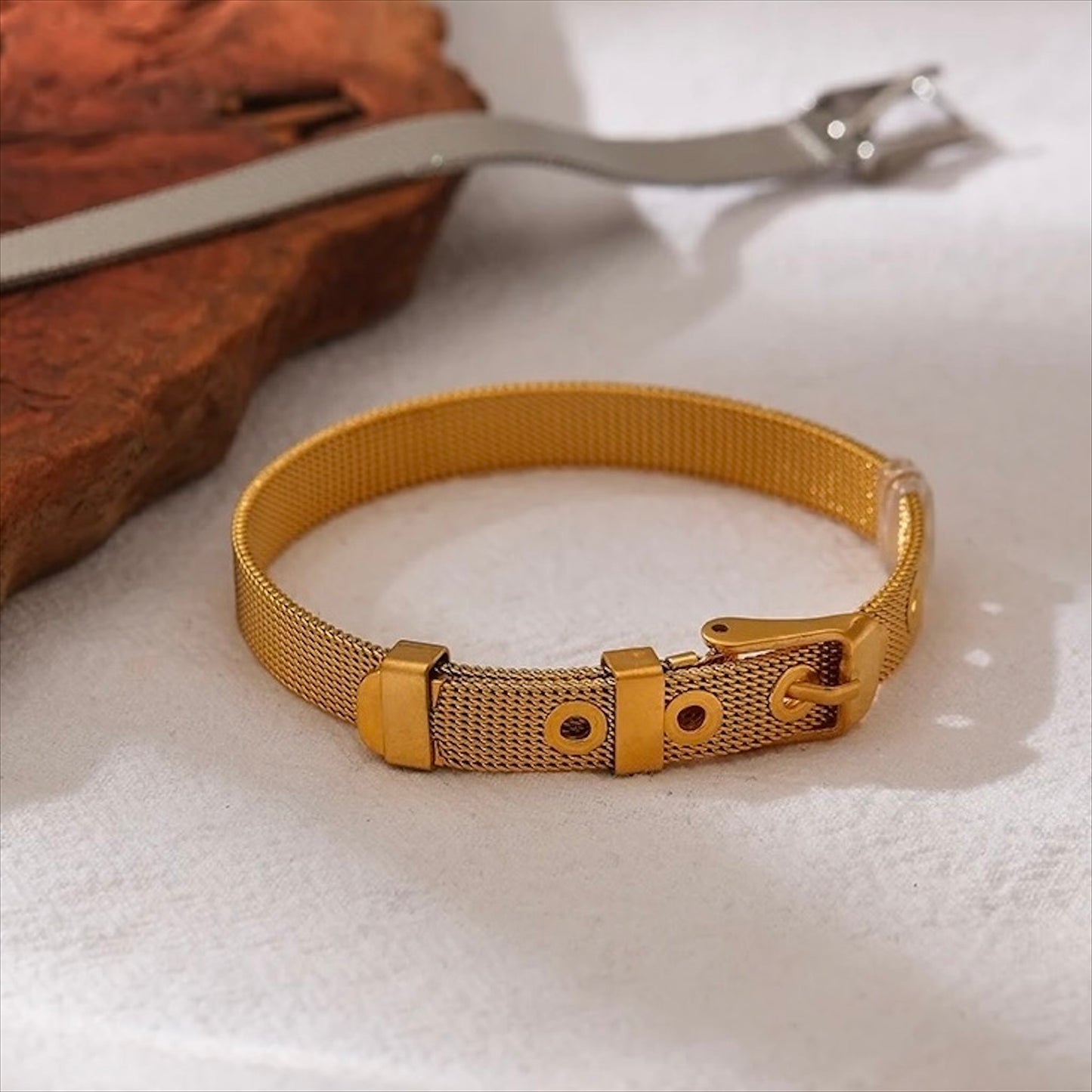 Bracelets mesh réglables en acier inoxydable, finitions dorée et argentée, bijou moderne et élégant pour femme.