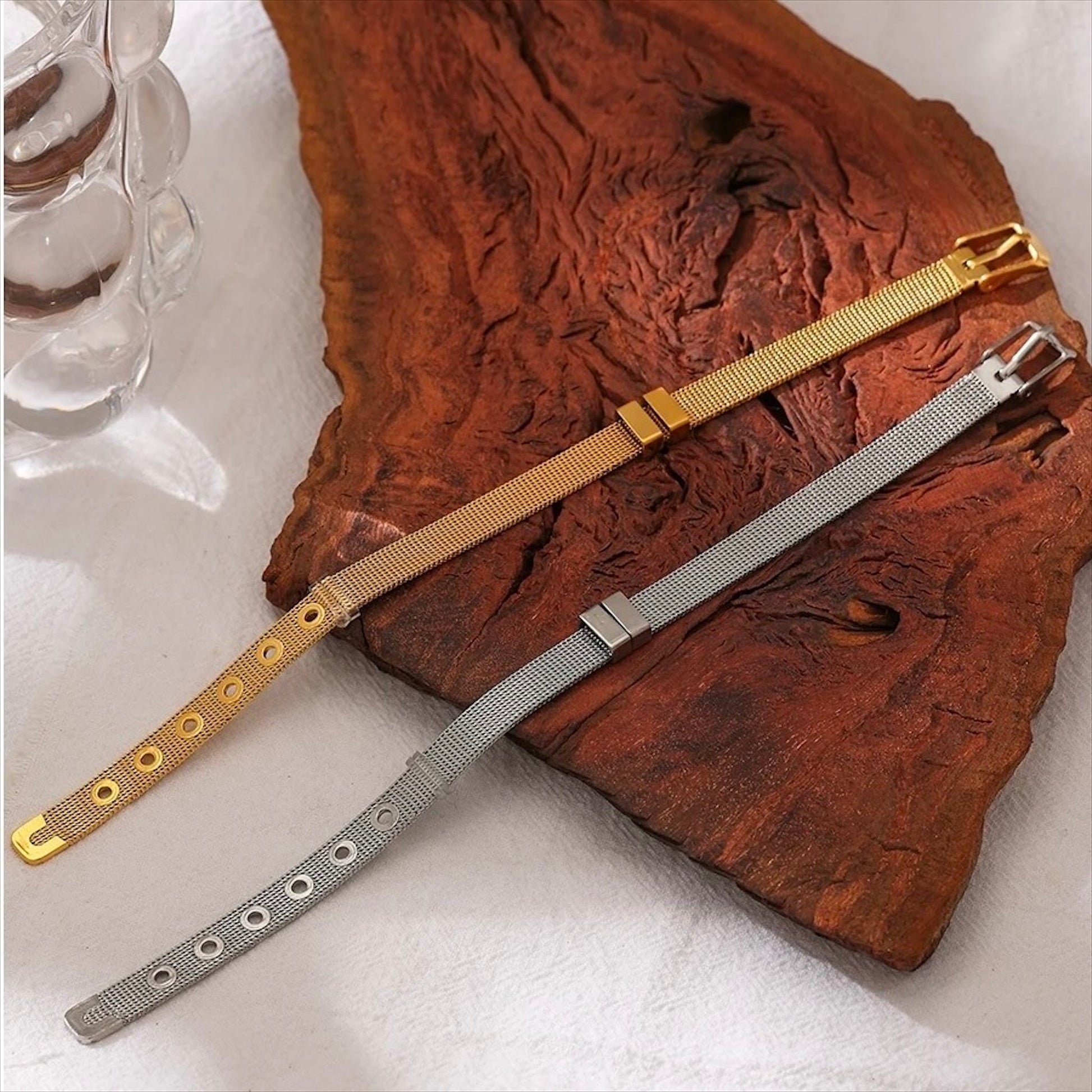 Bracelets mesh réglables en acier inoxydable, finitions dorée et argentée, bijou moderne et élégant pour femme.