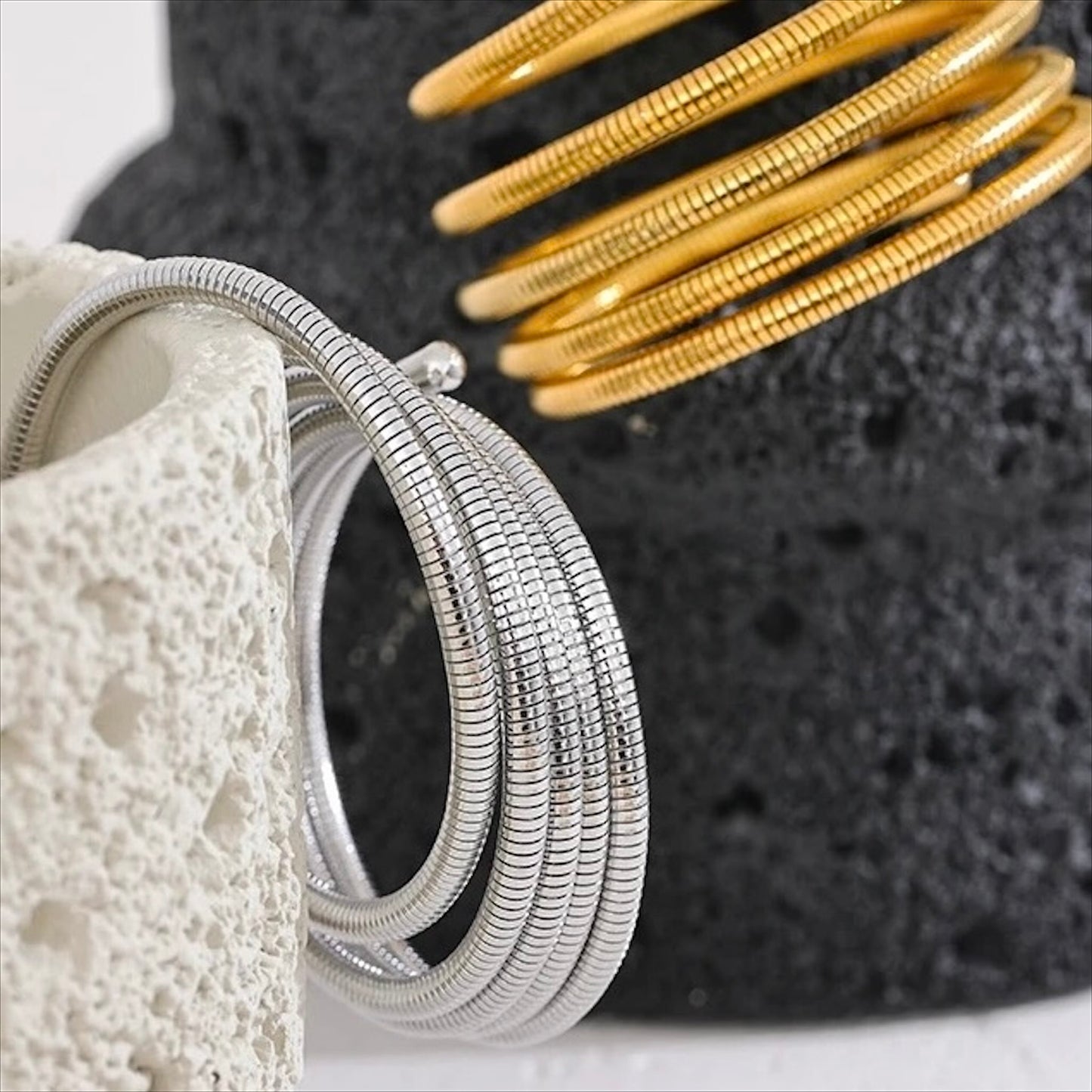 Bracelets spirale rigides en acier inoxydable, finitions dorée et argentée, bijoux robustes et modernes pour femme.