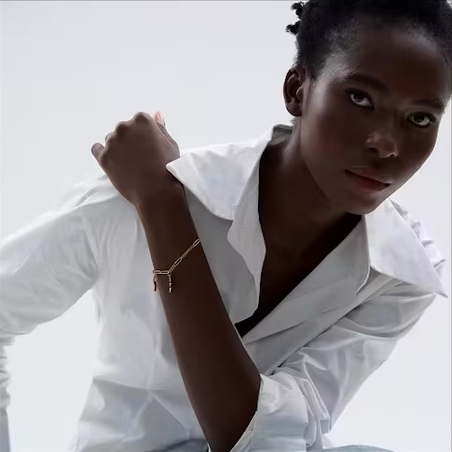 Bracelet à maillons doré en acier inoxydable, décoré de breloques protectrices (main, piment, cœur), bijou fantaisie pour femme.