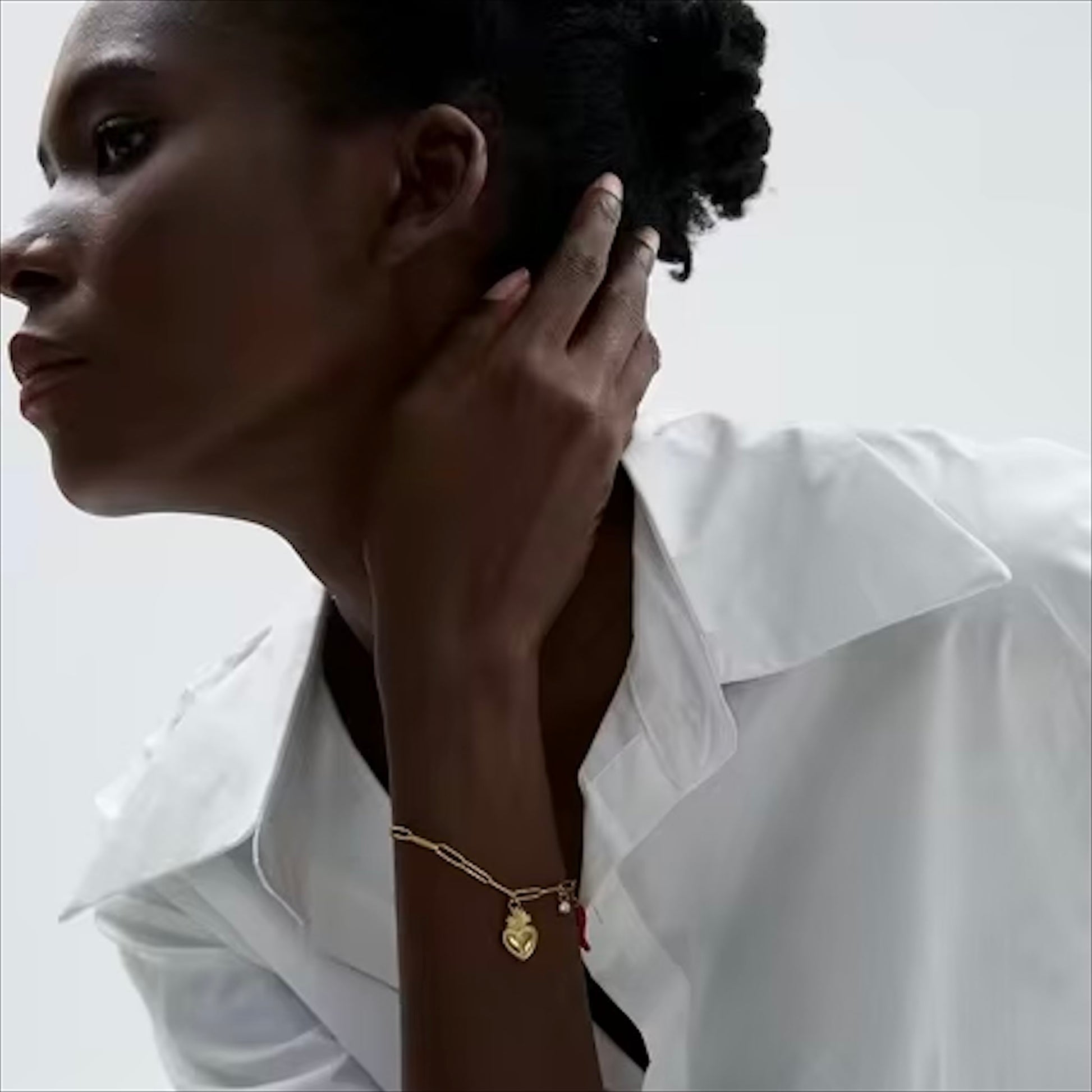 Bracelet à maillons doré en acier inoxydable, décoré de breloques protectrices (main, piment, cœur), bijou fantaisie pour femme.