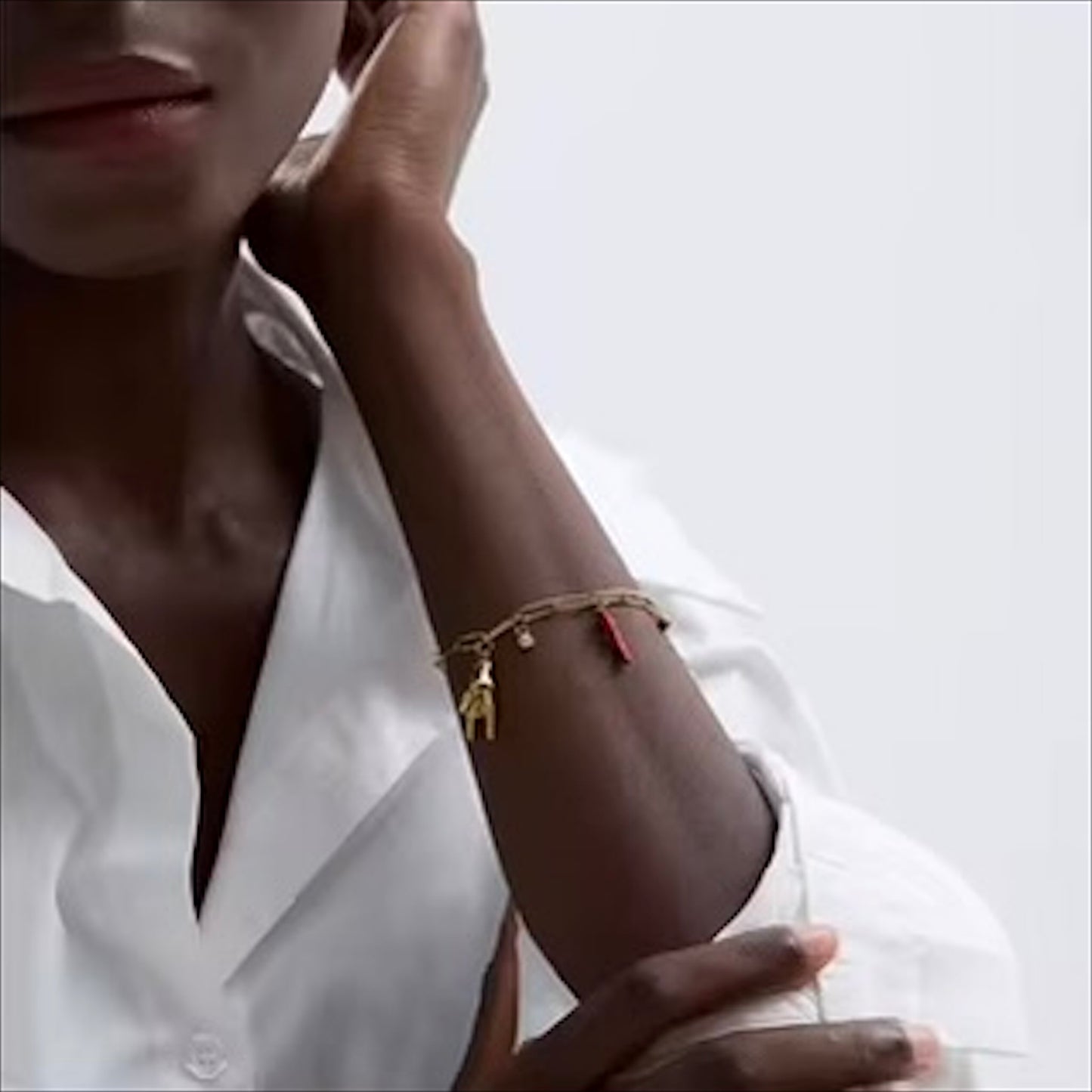 Bracelet à maillons doré en acier inoxydable, décoré de breloques protectrices (main, piment, cœur), bijou fantaisie pour femme.