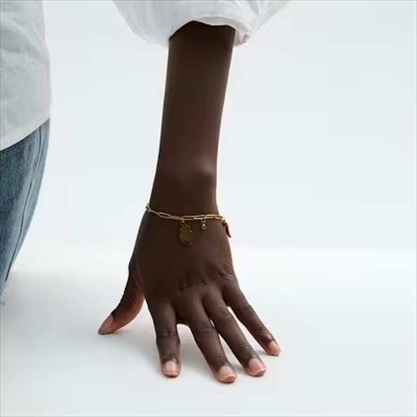 Bracelet à maillons doré en acier inoxydable, décoré de breloques protectrices (main, piment, cœur), bijou fantaisie pour femme.